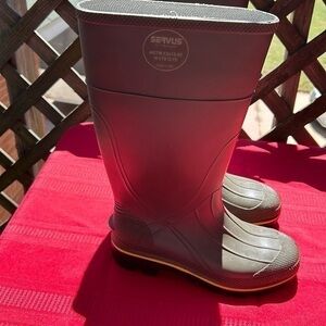 Servus Steel toe boot. Grey, women’s size 8 men’s size 6